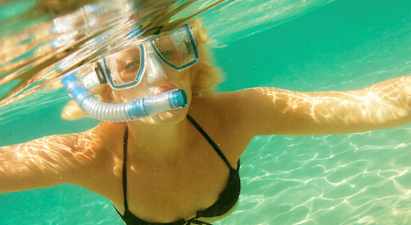 Person som snorkler under vann. (AI-generert tekst)