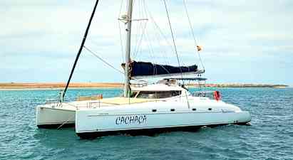 En seilbåt på vannet under en lys himmel. (AI-generert tekst)