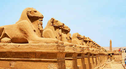 Rad av antikke sfinksstatuer i en historisk setting. (AI-generert tekst)