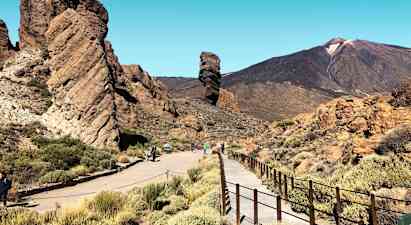 En steinformasjon med gangvei og fjell i bakgrunnen. (AI-generert tekst)