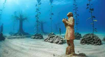 Undervannsmiljø med kunstneriske skulpturer og vegetasjonslignende strukturer. (AI-generert tekst)