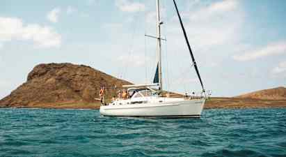 Seilbåt på vann med fjell i bakgrunnen. (AI-generert tekst)