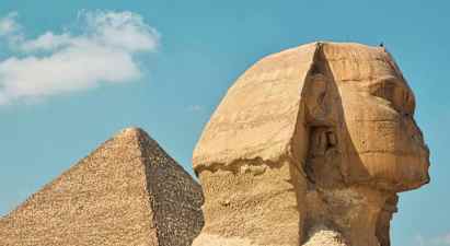 Bilde av den store sfinksen og en pyramide i Giza, Egypt. (AI-generert tekst)