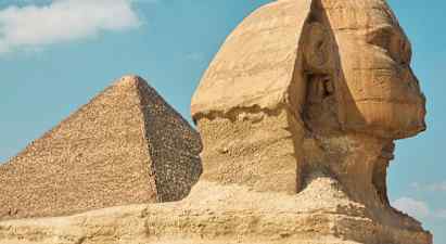 Bilde av den store sfinksen og en pyramide i Giza, Egypt. (AI-generert tekst)