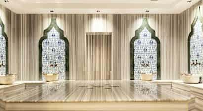 Hamam-rom med mosaikkvegger og marmorbenk. (AI-generert tekst)