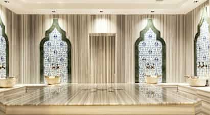 Hamam-rom med mosaikkvegger og marmorbenk. (AI-generert tekst)