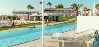 2-romsleilighet ROYAL POOL SUITE, stor terrasse mot bassengområdet med direkte utgang til delt, privat basseng, Helios