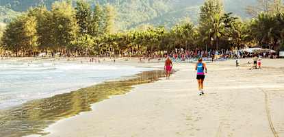Kamala Beach er ca. 2 km lang og er fin å gå tur langs