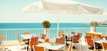 På bufférestaurantens herlige terrasse nyter du både god mat og vakker utsikt.