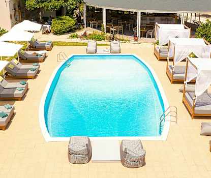 Bassenget på nabohotellet Skiathos Avaton Hotel (ca. 100 m)