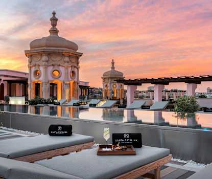 Hotellets infinitybasseng på takterrassen for gjester som bor i juniorsuite eller suite