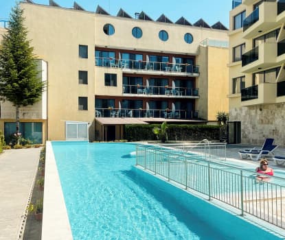 Hotellets basseng på bakkeplan