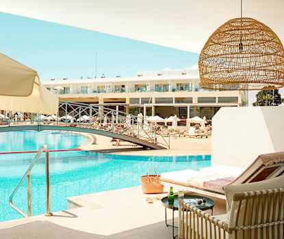 Prime Pool Suite 2 rom med terrasse med direkte utgang til hotellets basseng