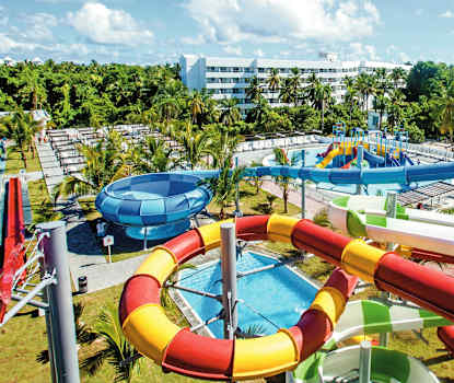 På Punta Cana Riu Resort ligger badelandet Water Splash World med seks vannsklier