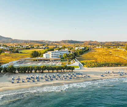 Hotellet og stranden nedenfor hotellet
