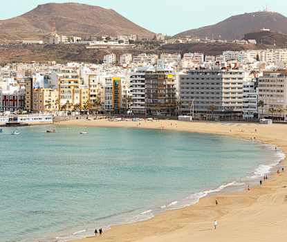 Fra bassengområdet har du fin utsikt over Las Palmas og stranden