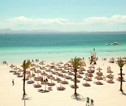 Stranden nedenfor hotellet er bred, milelang og dekket med kritthvit sand