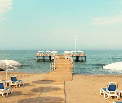 Piren og strandområdet nedenfor Sunprime C-Lounge