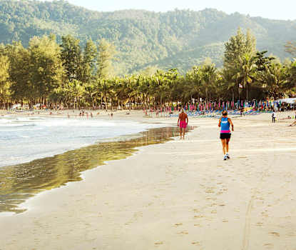 Kamala Beach er ca. 2 km lang og fin å gå tur langs