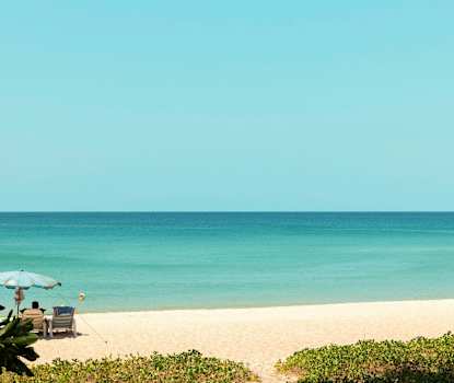 Karon Beach tvers over veien for hotellet