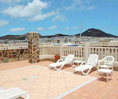 Hotellets terrasse med solsenger