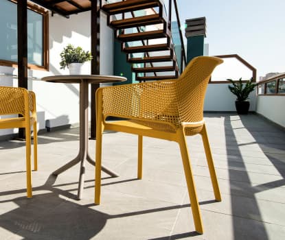 Hotellets takterrasse med solstoler