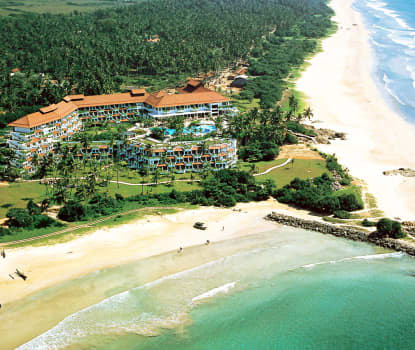 Stranden og Det indiske hav ligger rett utenfor hotellområdet