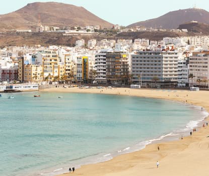 Fra bassengområdet har du fin utsikt over Las Palmas og stranden