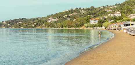 Ca. en kilometer fra Skiathos by finner du Megali Ammos Beach
