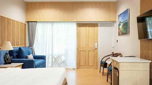 Hotellrom med seng, sittemøbler og TV. (AI-generert tekst)