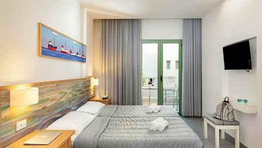 Et hotellrom med to enkeltsenger, en møblert balkong og en veggmontert TV. (AI-generert tekst)