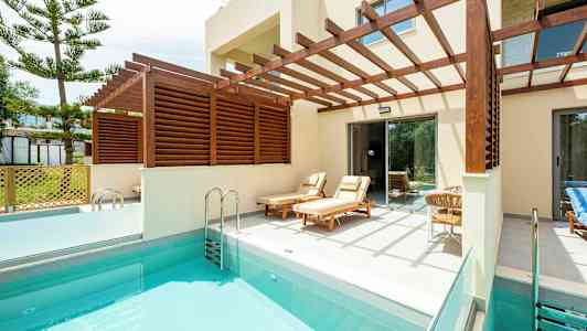 Privat basseng med solsenger under en trepergola. (AI-generert tekst)