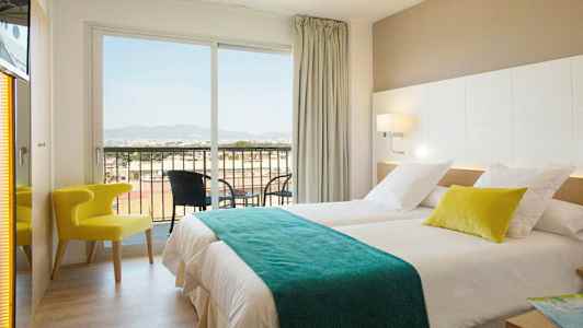 Et hotellrom med to senger, en stol og en balkong med utsikt. (AI-generert tekst)