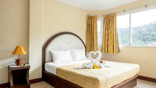 Rom med en seng og dekorasjoner formet som hjerter. (AI-generert tekst)