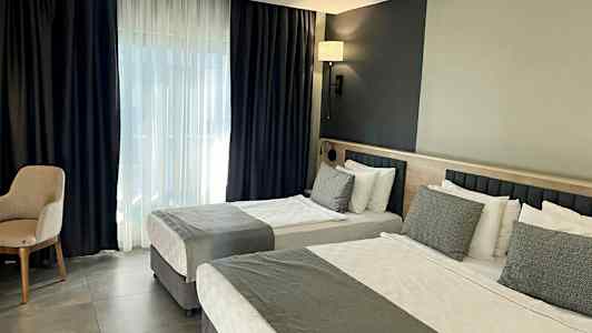 Innredning av hotellrom med to senger og moderne design. (AI-generert tekst)