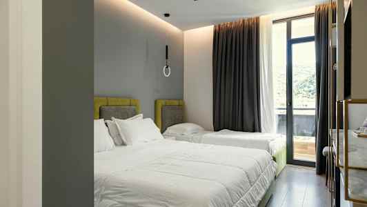 Hotellrom med to senger og moderne innredning. (AI-generert tekst)