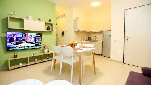 Bilde av et moderne kjøkken og spiseplass med lys og stilren design. (AI-generert tekst)