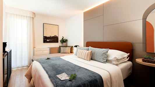 Et moderne hotellrom med en stor seng, puter og interiørdetaljer. (AI-generert tekst)