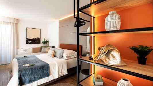 Moderne og stilfullt soverom med interiørdetaljer. (AI-generert tekst)