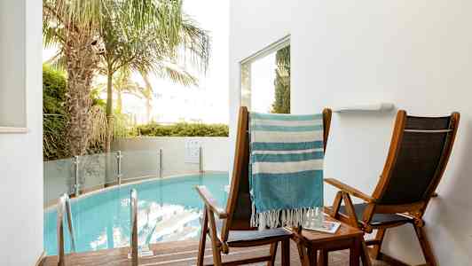 To solsenger ved et lite basseng. (AI-generert tekst)