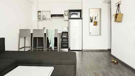 Moderne innredet kjøkken med sitteområde og møbler. (AI-generert tekst)