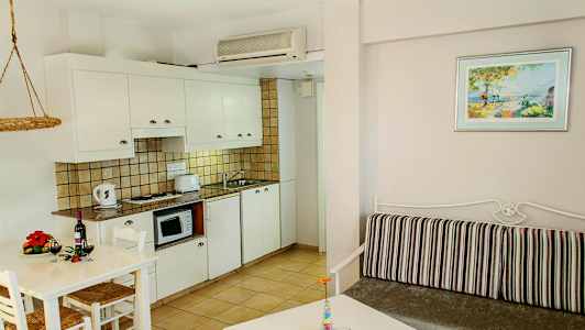 Bilde av et lyst innredet kjøkken og stue med moderne møblering. (AI-generert tekst)