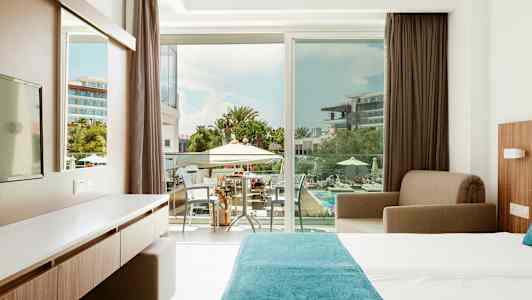 Hotellrom med utsikt over bassengområdet. (AI-generert tekst)