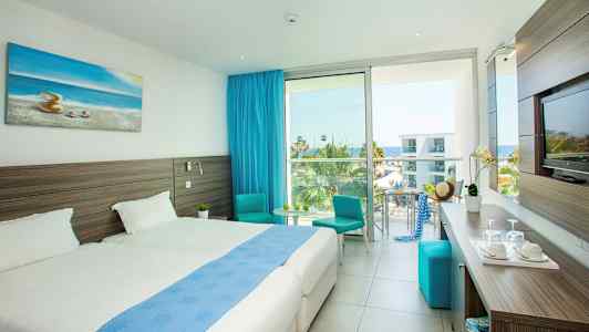 Moderne hotellrom med dobbeltsenger, havutsikt og blått interiør. (AI-generert tekst)