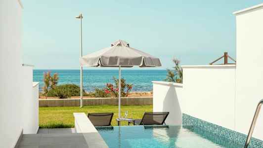 Privat basseng med utsikt over havet og grønne områder. (AI-generert tekst)