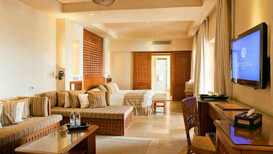 Romslig hotellrom med moderne innredning i nøytrale farger. (AI-generert tekst)