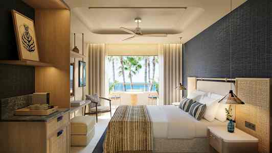 Et hotellrom med lys interiør og utsikt over palmer og hav. (AI-generert tekst)