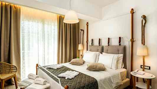 Hotellrom med dobbeltseng, sittemøbel og dekorativ belysning. (AI-generert tekst)