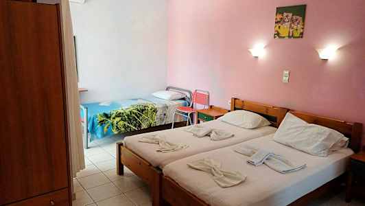 Bilde av et hotellrom med to enkeltsenger og en enkeltseng, rosa vegger og vegglamper. (AI-generert tekst)