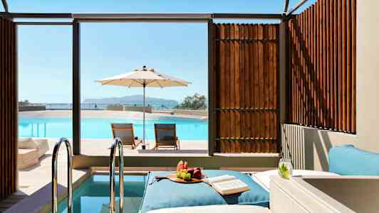 Solstoler ved et basseng med parasoll og snacks på en dagseng. (AI-generert tekst)